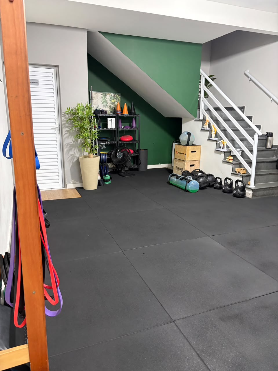 Área funcional com equipamentos de treino